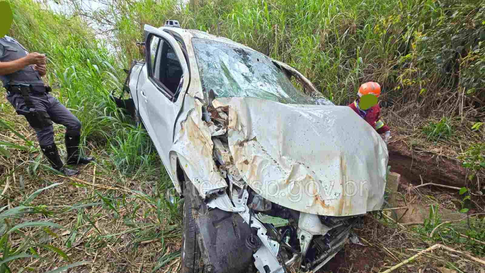 Carro amassado depois de perder controle em rodovia.