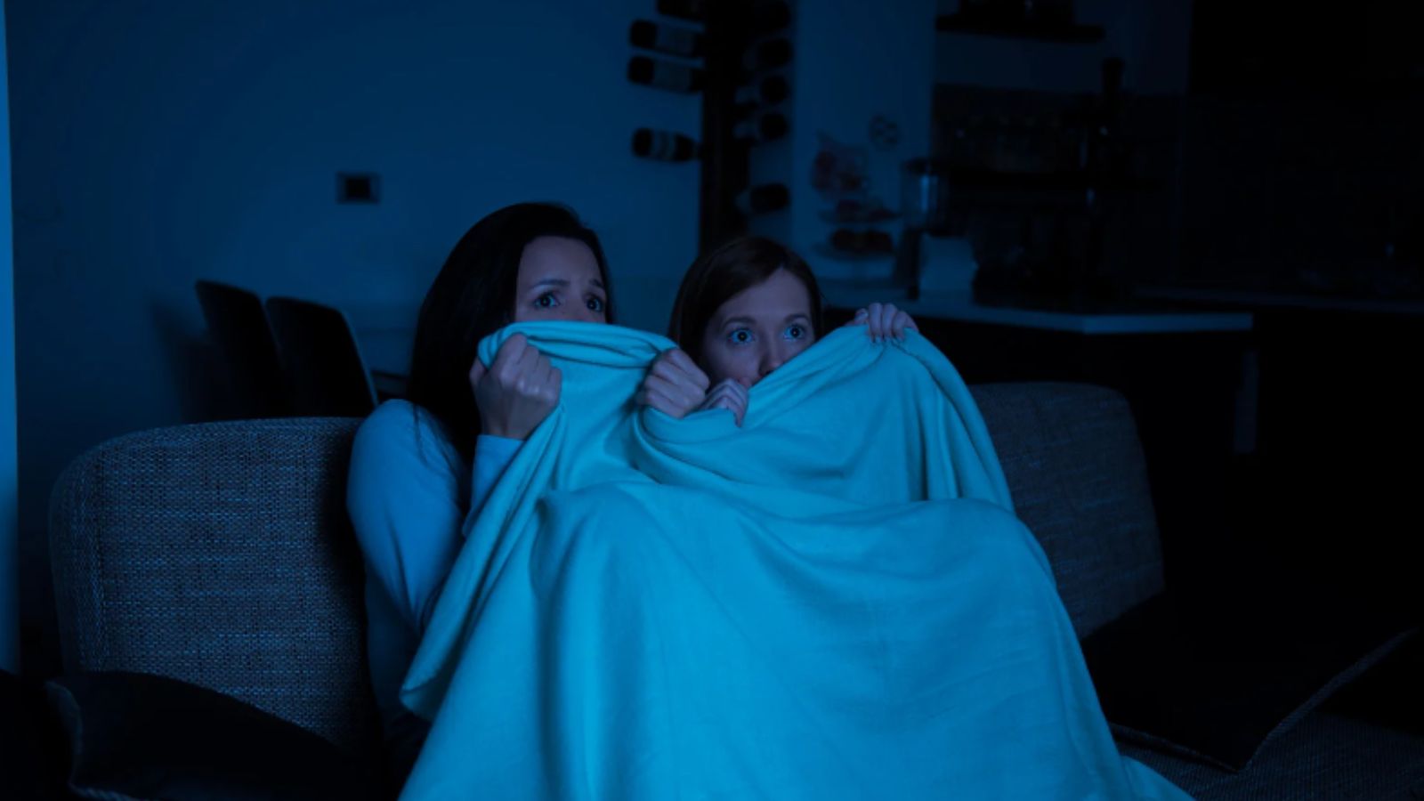 Mulheres assistindo filme de terror durante halloween.