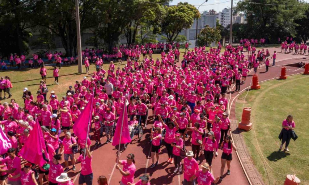 Edição anterior da caminhada pela vida contou com dezenas de mulheres em pista de caminhada.