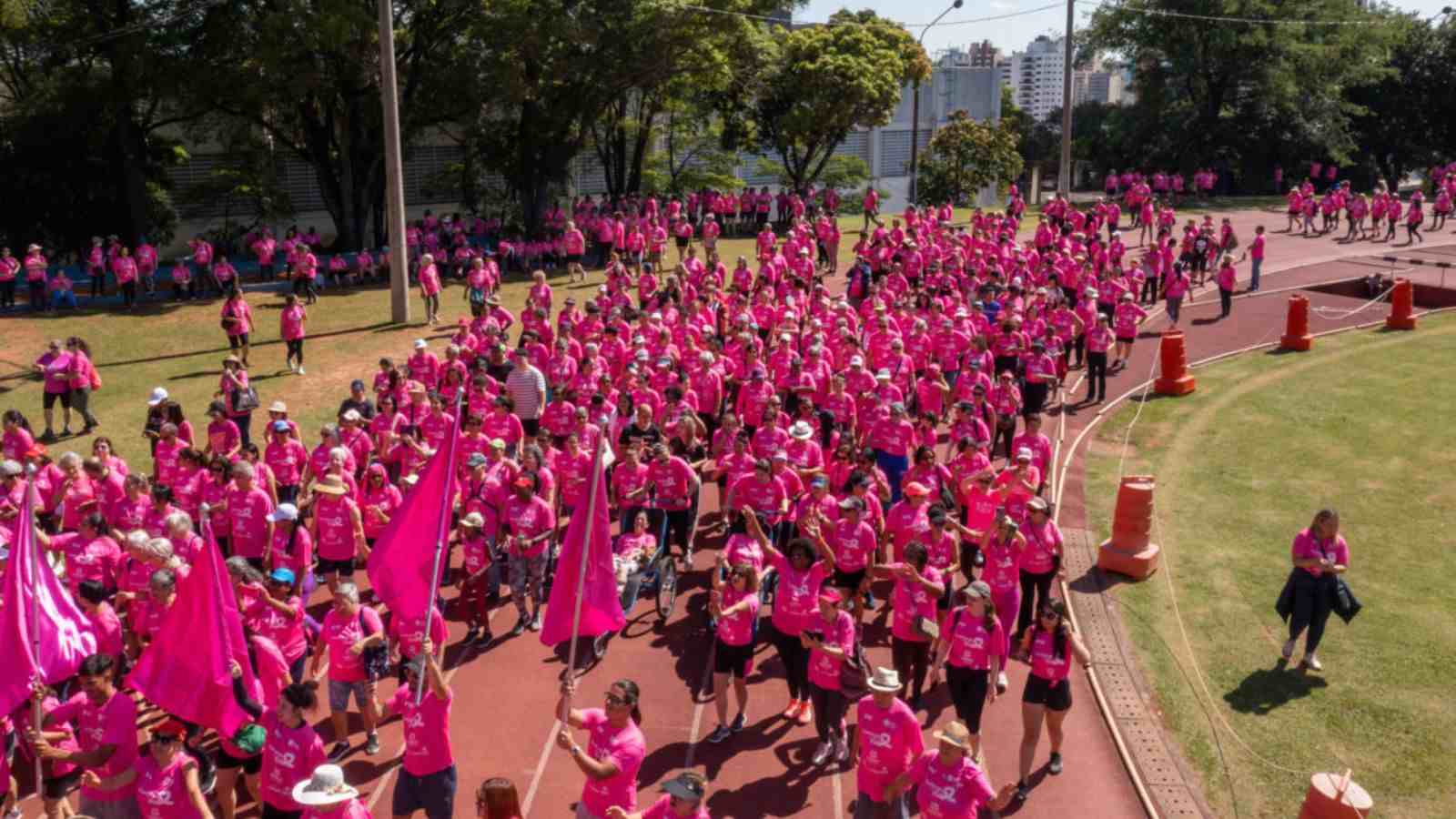 Edição anterior da caminhada pela vida contou com dezenas de mulheres em pista de caminhada.