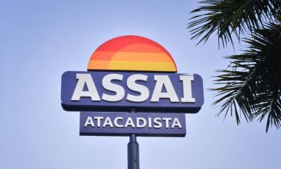 Logotipo do Assaí Atacadista em placa.