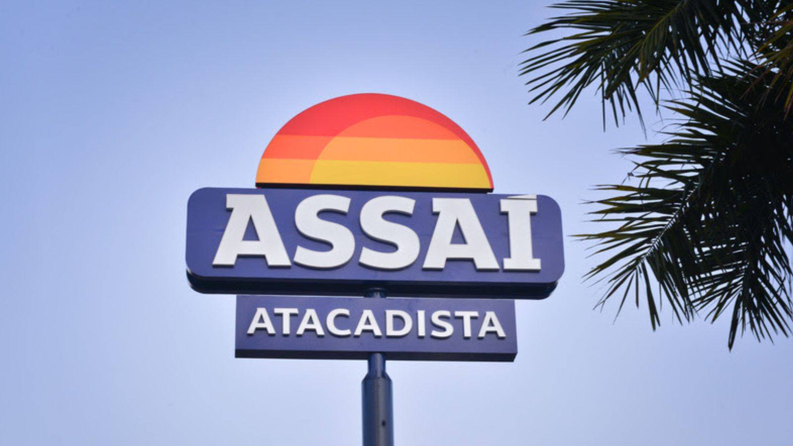 Logotipo do Assaí Atacadista em placa.