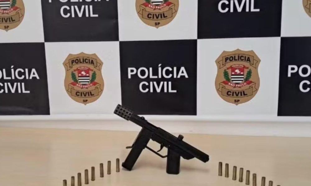 Bancada da Polícia Civil de Jundiaí com arma e munições apreendidas