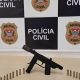 Bancada da Polícia Civil de Jundiaí com arma e munições apreendidas