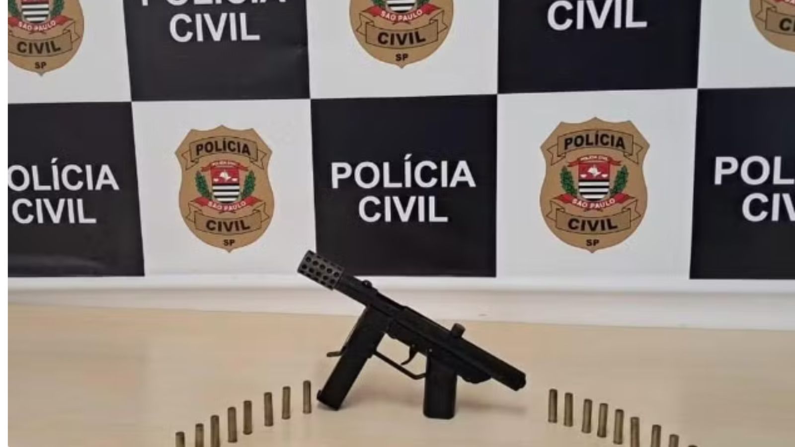 Bancada da Polícia Civil de Jundiaí com arma e munições apreendidas