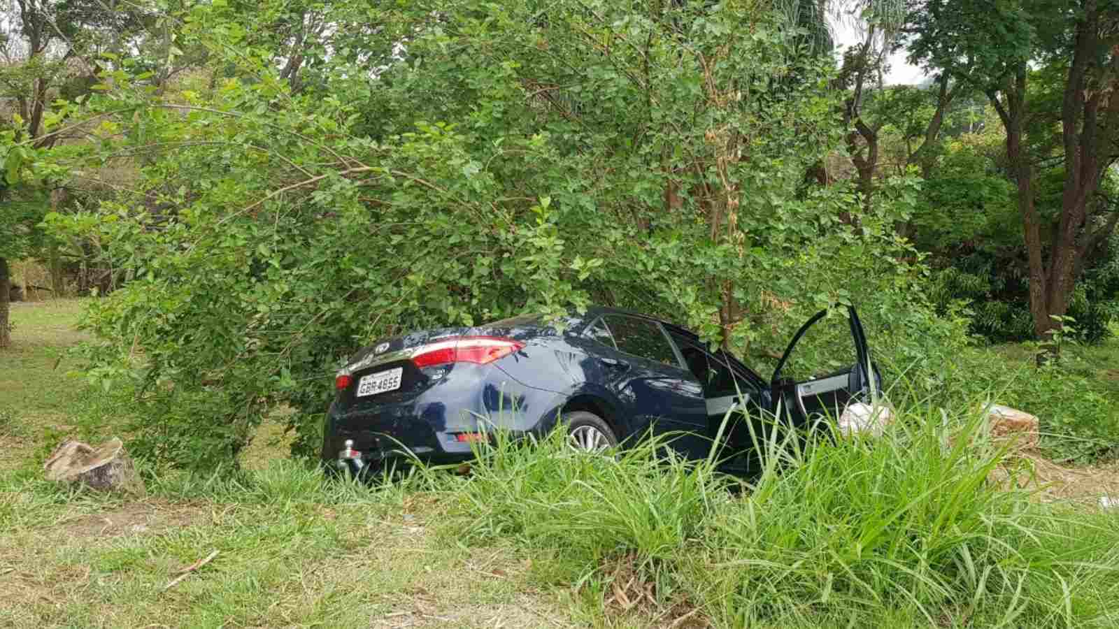 Autor de tiroteio capota carro em fuga