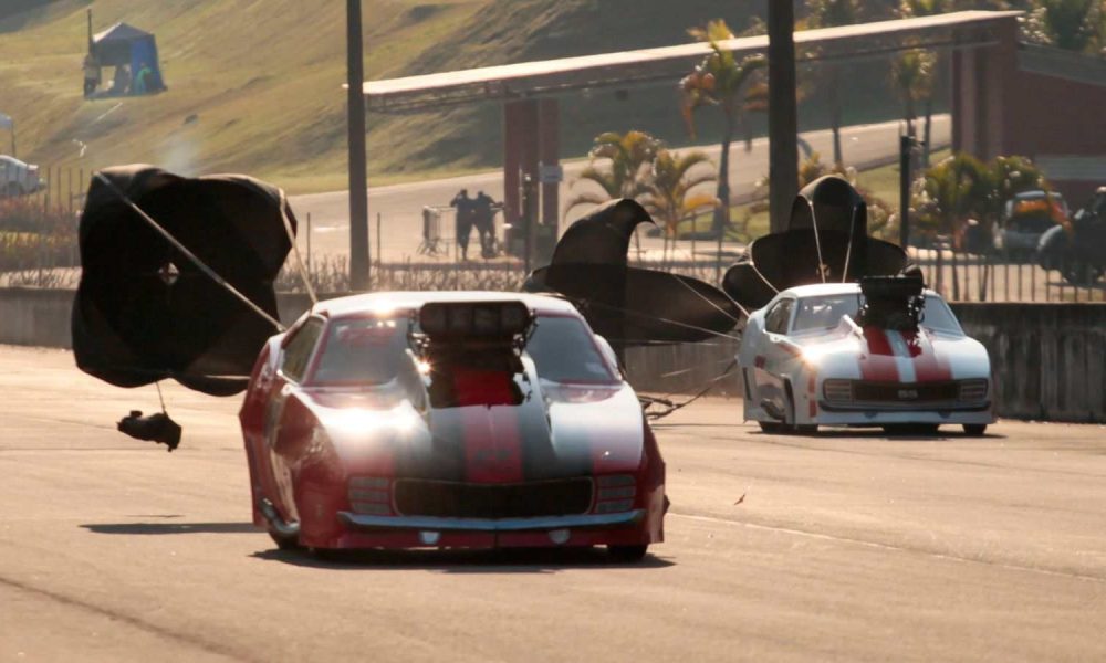 Carros em pista disputando a final da SpidCup.