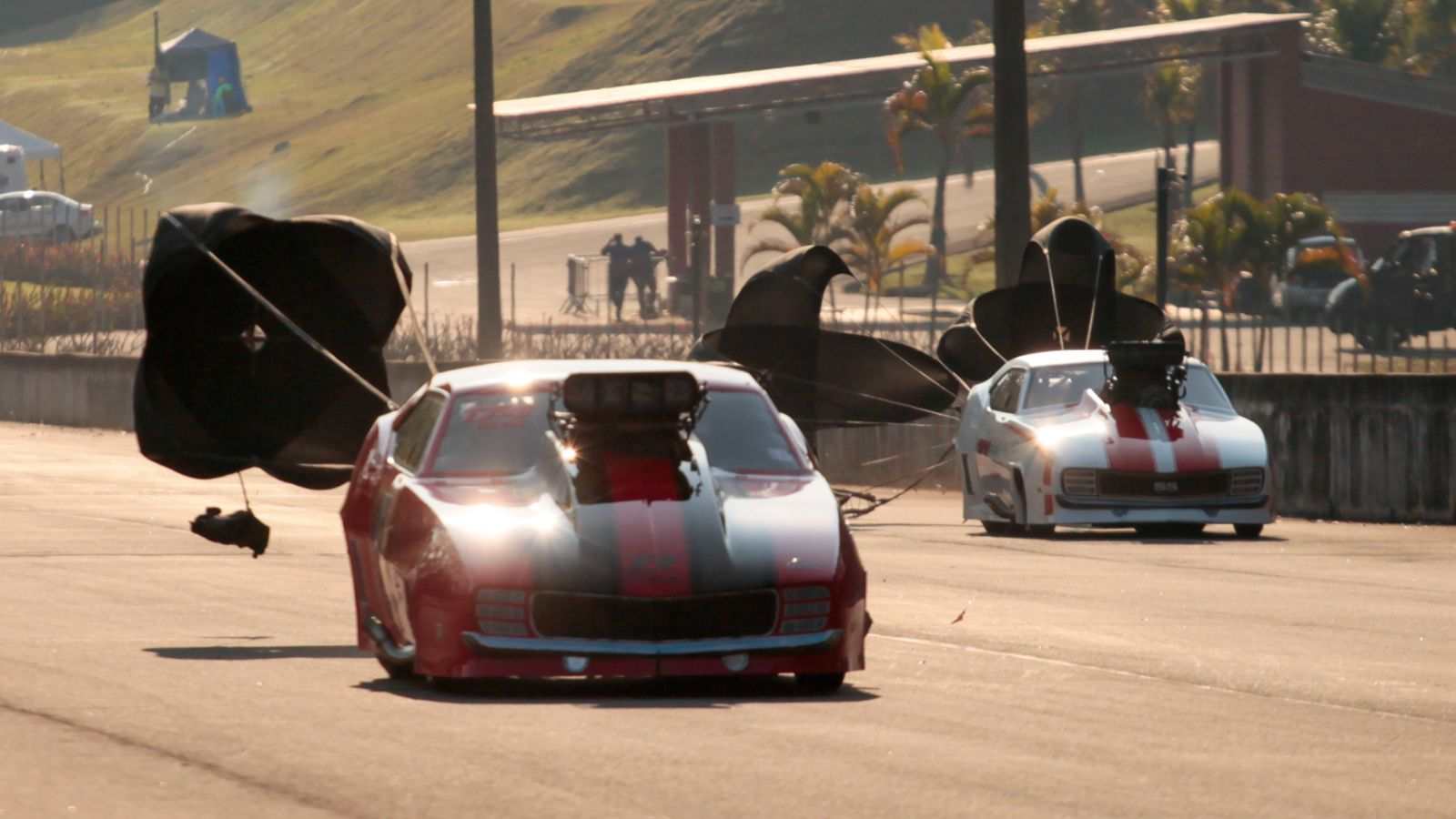 Carros em pista disputando a final da SpidCup.