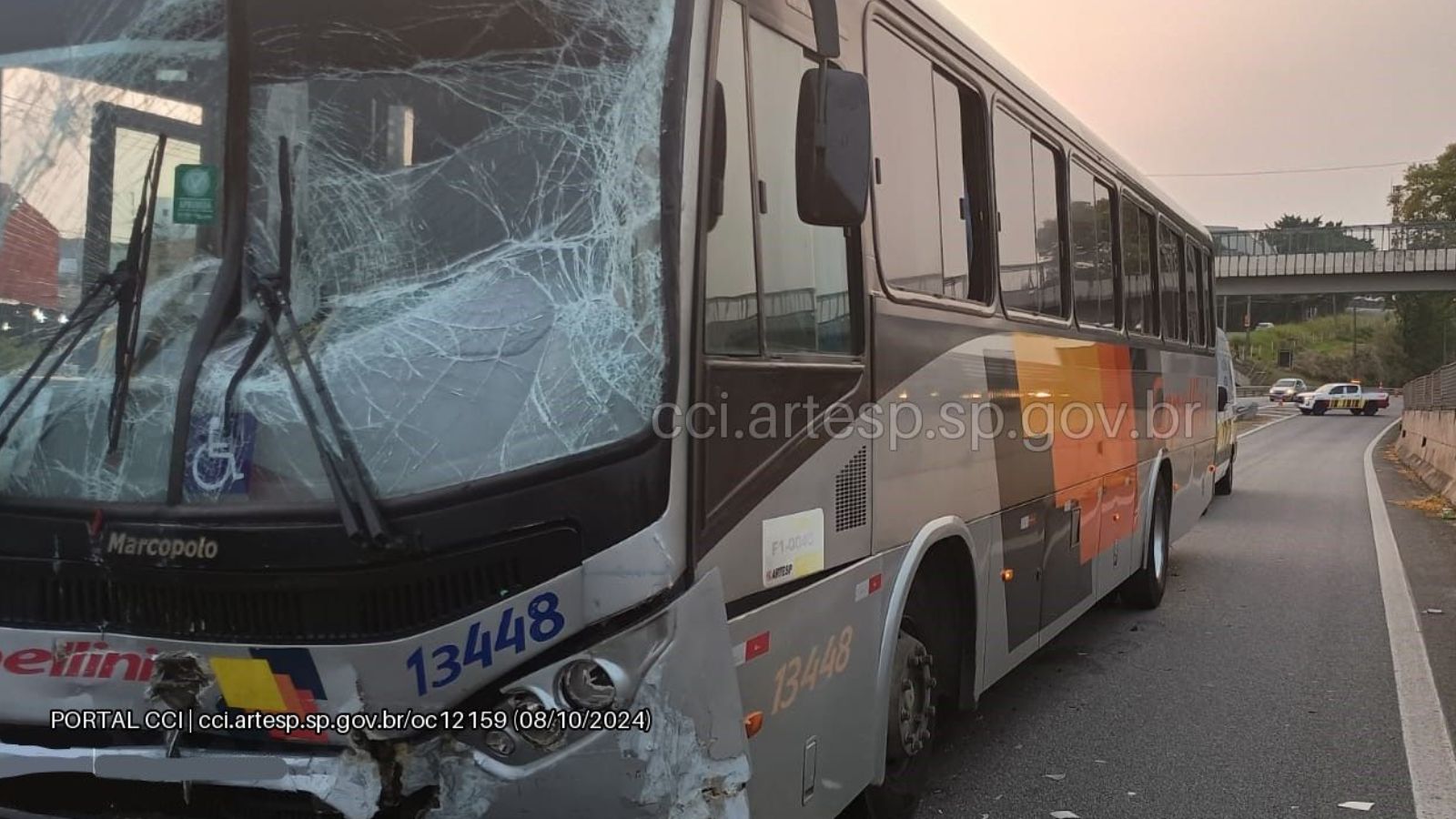 Ônibus após batida na Rodovia Anhanguera.