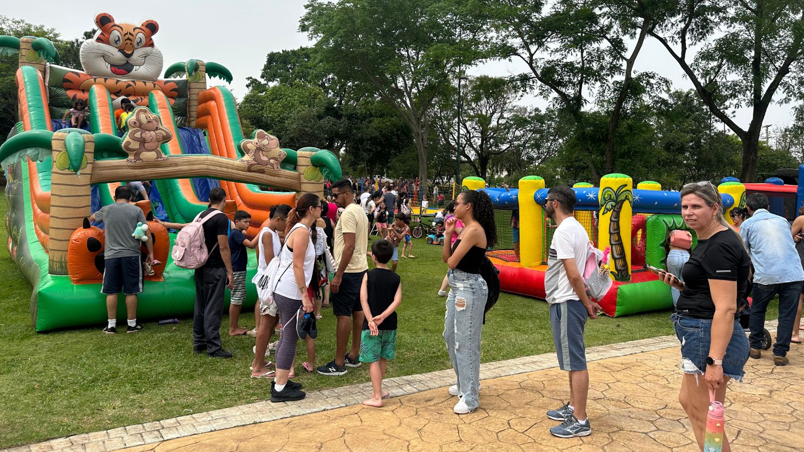 Brinquedos infláveis no Parque da Cidade. Ação faz parte da programação de Dia das Crianças.