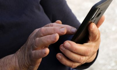 Idoso mexendo em celular fazendo alusão aos golpes aplicados em aposentados de Jundiaí.