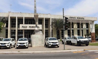 Veículos estacionandos em frente ao Paço Municipal de Campo Limpo Paulista.