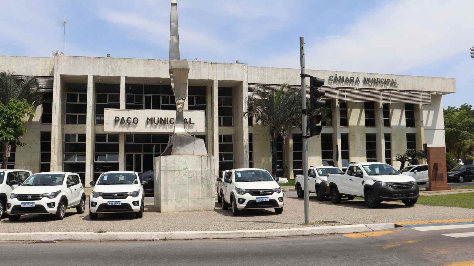 Veículos estacionandos em frente ao Paço Municipal de Campo Limpo Paulista.