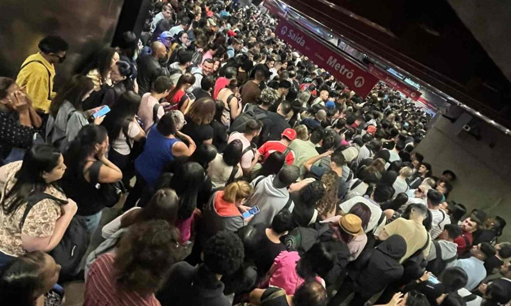 Estação da Luz fica lotada após vazamento de água.