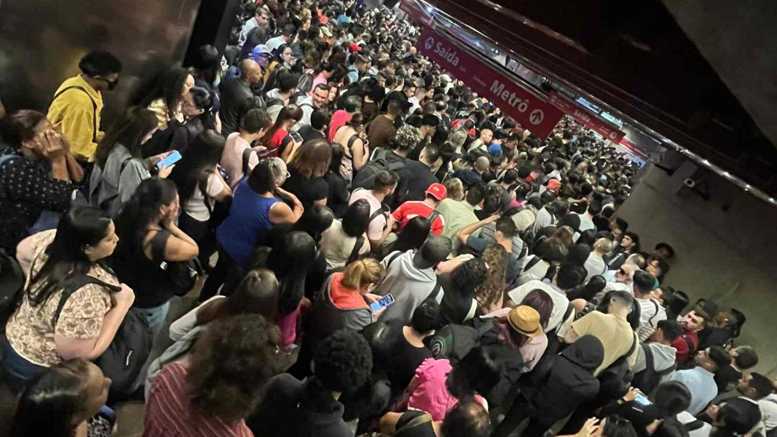 Estação da Luz fica lotada após vazamento de água.