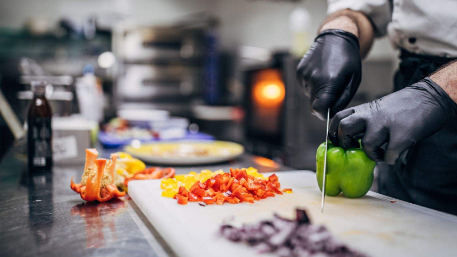 Vagas são para oficiais de cozinha, assim como na foto.