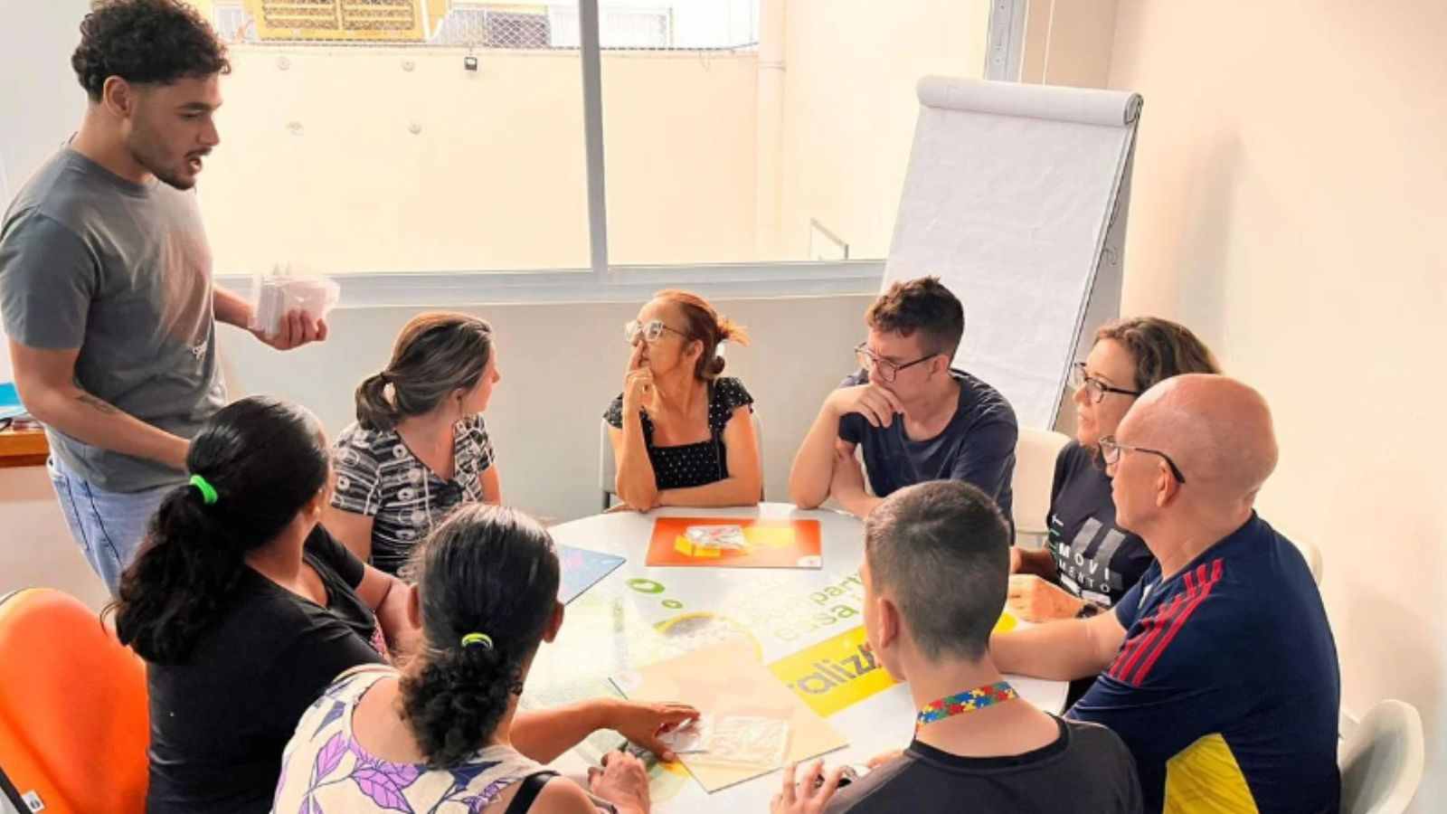 Pessoas em sala da APAE Jundiaí.