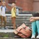 Menina sofrendo bullying de três garotos em escola.