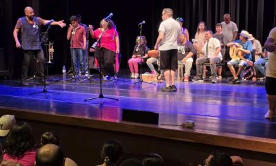 Alunos da APAE Jundiaí em apresentação teatral.