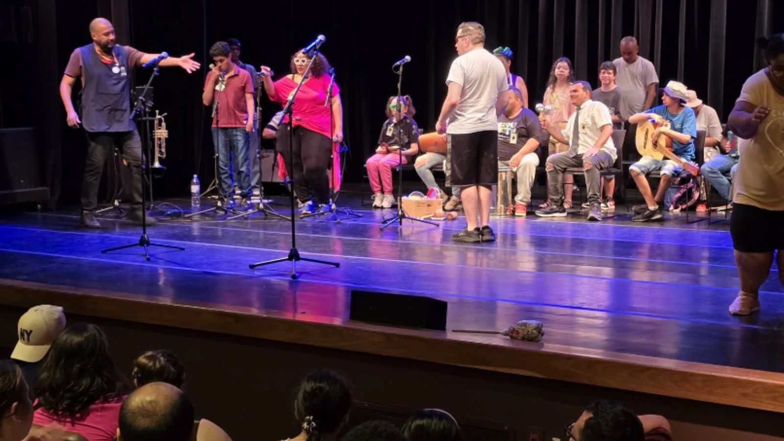 Alunos da APAE Jundiaí em apresentação teatral.