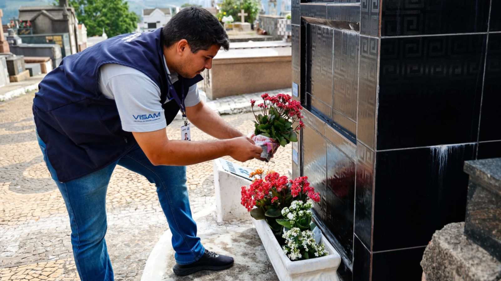 Agente da VISAM contra focos de dengue no cemitério