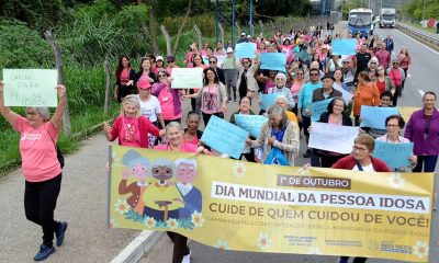 Participantes da Caminhada em comemoração ao Mês do Idoso