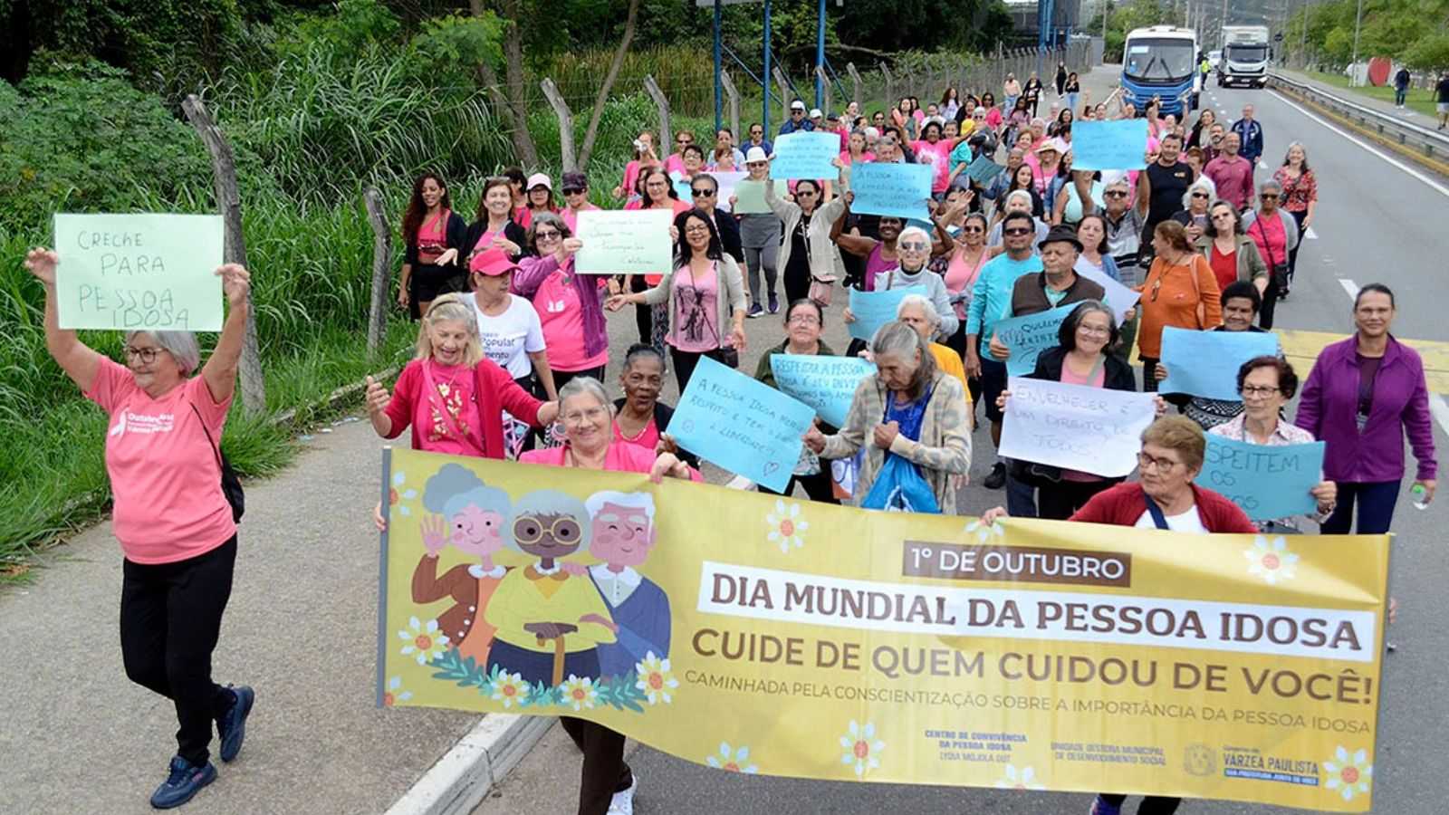 Participantes da Caminhada em comemoração ao Mês do Idoso