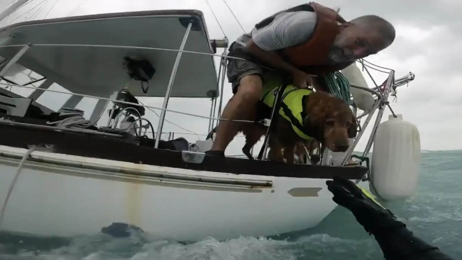 Guarda Costeira resgata homem e seu cachorro de um veleiro durante furacão