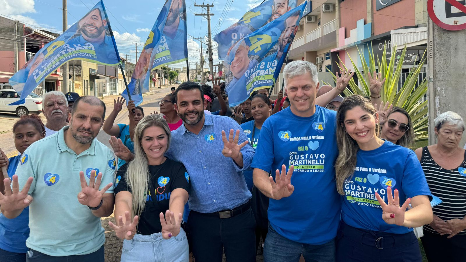 Gustavo Martinelli em caminhada no bairro Medeiros