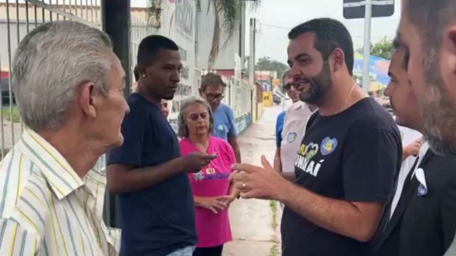 Gustavo Martinelli apresenta propostas para moradores e comerciantes do Caxambu