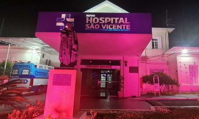 Fachada rosa do Hospital São Vicente, em alusão ao Outubro Rosa