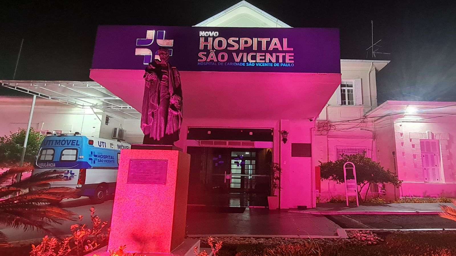 Fachada rosa do Hospital São Vicente, em alusão ao Outubro Rosa