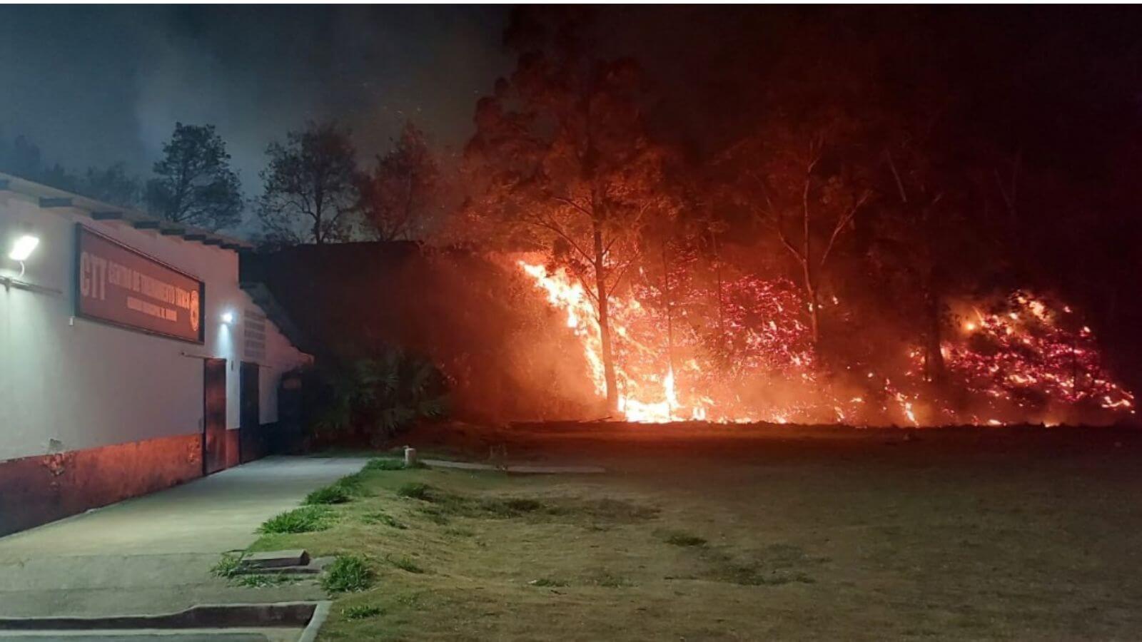 Incêndio de grandes proporções atinge área próxima ao estande de tiro da Guarda de Jundiaí