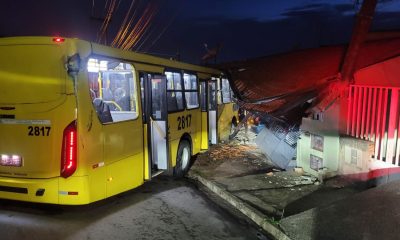 Ônibus atingindo as casas em Várzea Paulista