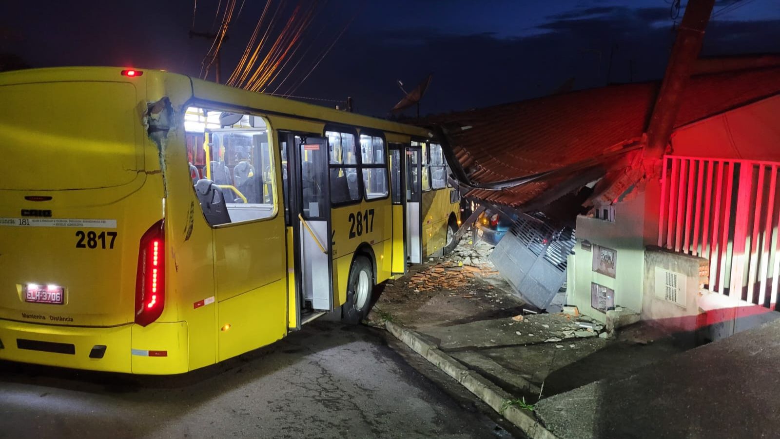 Ônibus atingindo as casas em Várzea Paulista