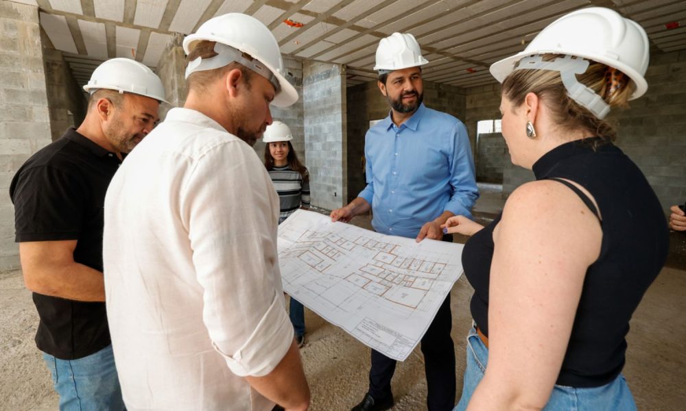 Prefeito visitando a obra da UBS Rio Branco