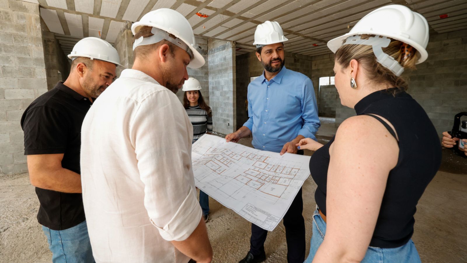 Prefeito visitando a obra da UBS Rio Branco