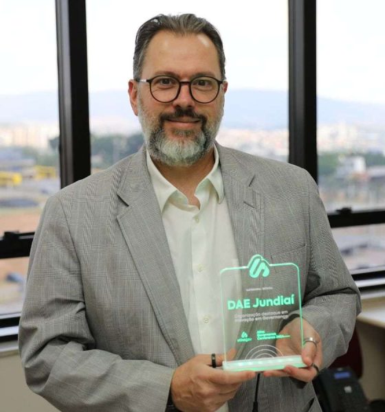 Evandro Biancarelli, diretor superintendente de Gestão da DAE Jundiaí, segurando prêmio Altas Governance Awards.