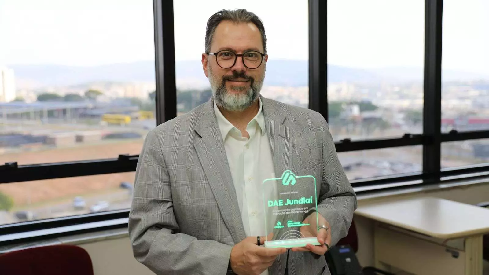 Evandro Biancarelli, diretor superintendente de Gestão da DAE Jundiaí, segurando prêmio Altas Governance Awards.