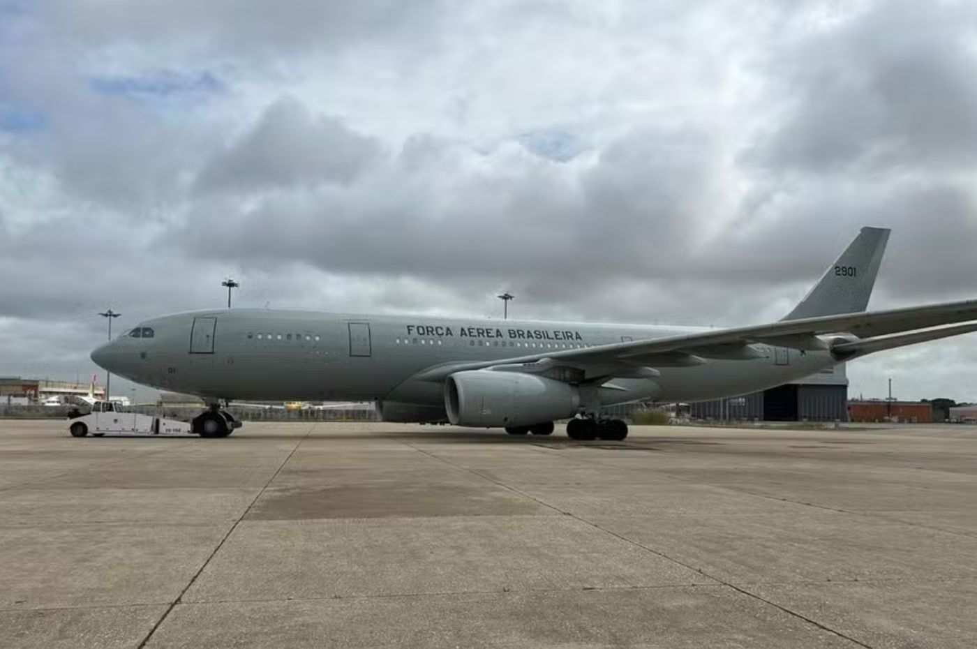 Avião da Força Aérea Brasileira em operação de repatriação de brasileiros no Líbano, estacionado na pista.