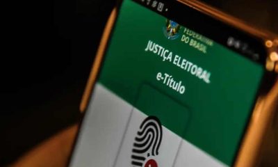 Tela do aplicativo e-Título da Justiça Eleitoral, mostrando opção de autenticação biométrica em dispositivo móvel.