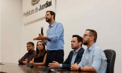 Autoridades de Jundiaí discutem regularização fundiária no Jardim Fepasa durante evento no Paço Municipal, com prefeito Luiz Fernando Machado.