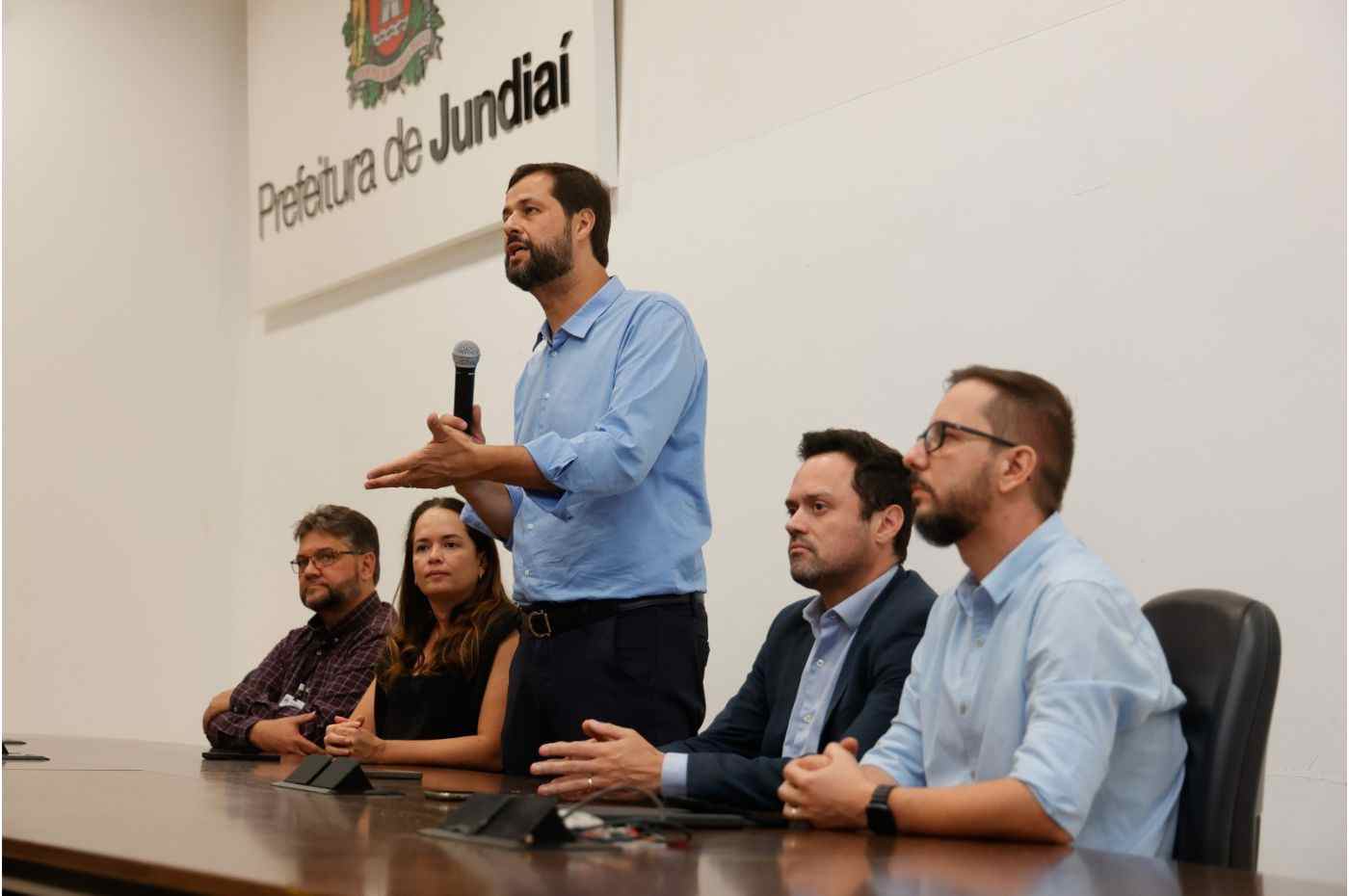 Autoridades de Jundiaí discutem regularização fundiária no Jardim Fepasa durante evento no Paço Municipal, com prefeito Luiz Fernando Machado.