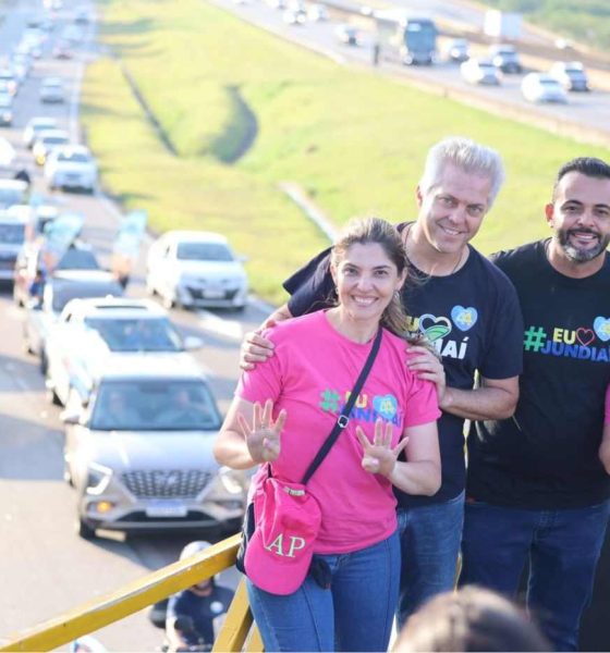 Candidatos Gustavo Martinelli e Ricardo Benassi em carreata de campanha com apoiadores, mostrando o número 44 em sinal de vitória.