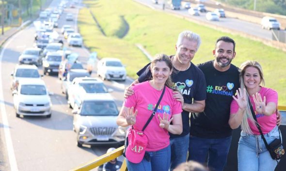 Candidatos Gustavo Martinelli e Ricardo Benassi em carreata de campanha com apoiadores, mostrando o número 44 em sinal de vitória.