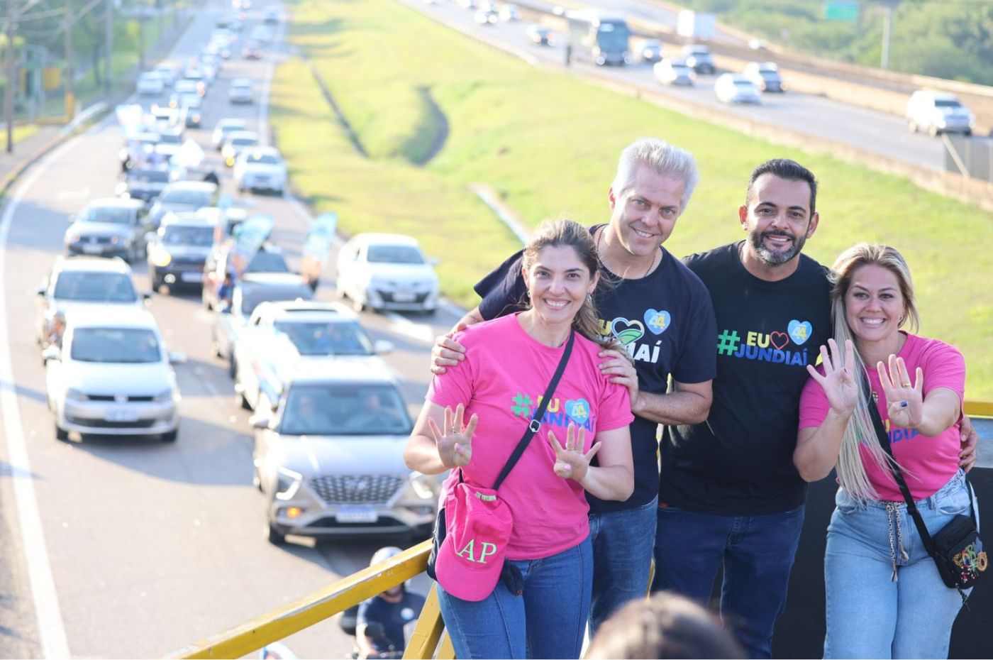 Candidatos Gustavo Martinelli e Ricardo Benassi em carreata de campanha com apoiadores, mostrando o número 44 em sinal de vitória.