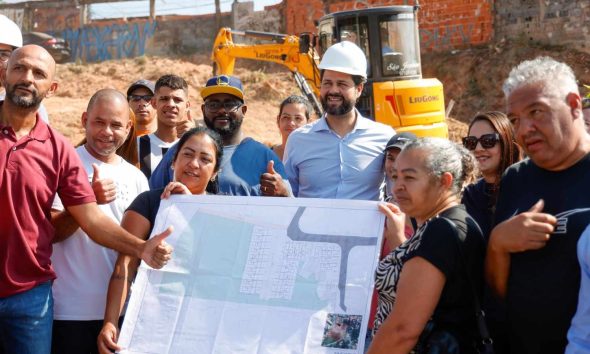 Famílias de Jundiaí seguram planta, junto ao prefeito da cidade, de sua futura casa.