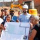 Famílias de Jundiaí seguram planta, junto ao prefeito da cidade, de sua futura casa.