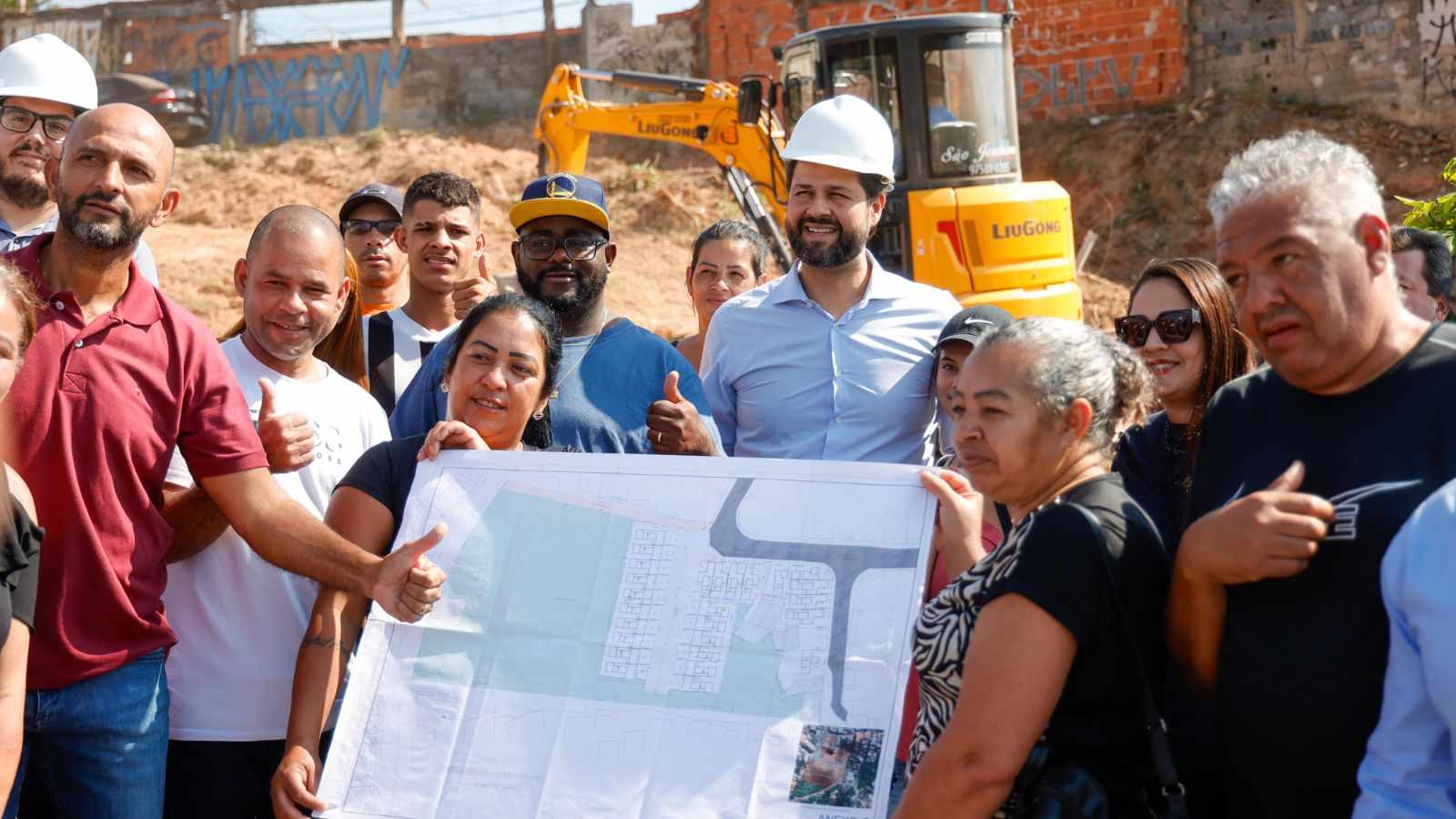 Famílias de Jundiaí seguram planta, junto ao prefeito da cidade, de sua futura casa.