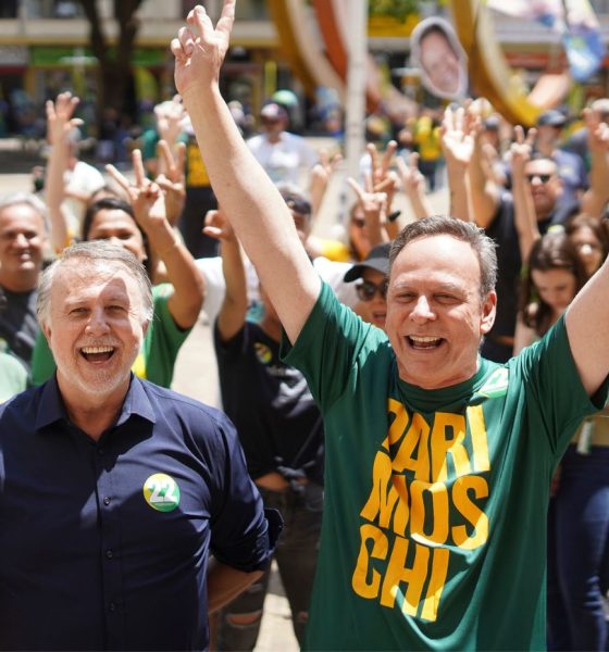 Candidato José Antonio Parimoschi e apoiadores comemoram em caminhada da vitória em Jundiaí, ao lado de líder político usando camisa verde.